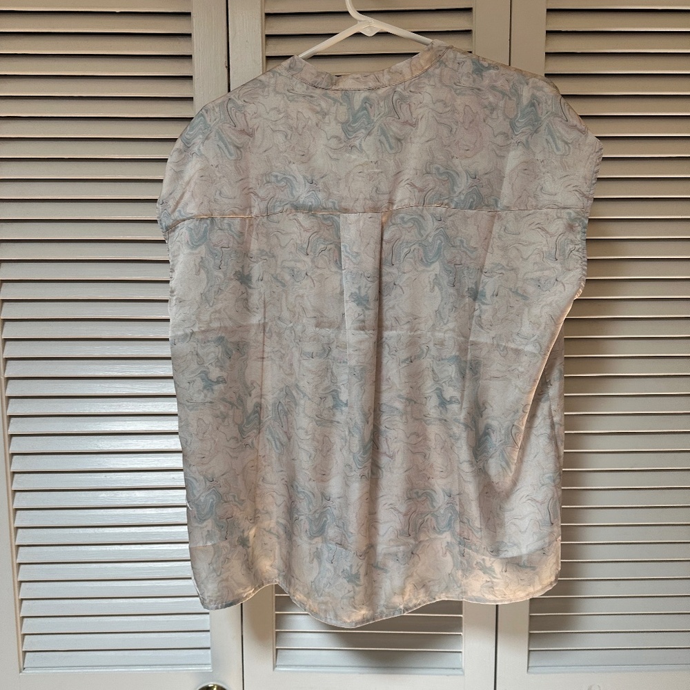 Elie Tahari Silky Flowing Poly Blouse Button Front Cap Sleeves Large NWT - Picture 10 of 16